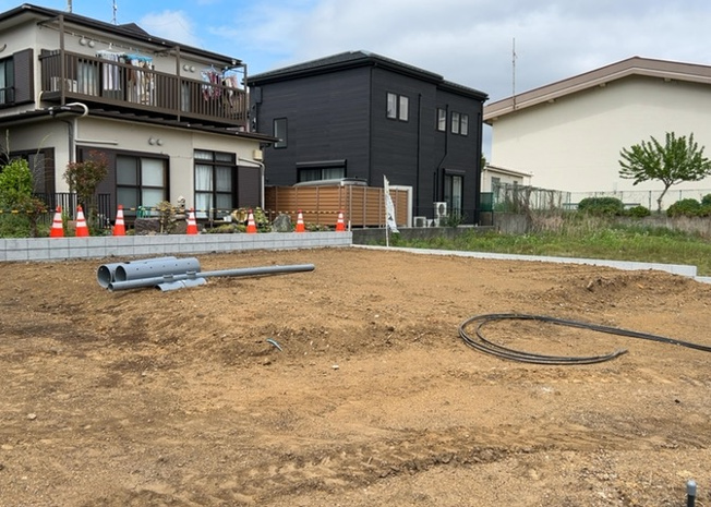 【外観】 | 土地の形が極端に長細かったり、狭小地、あるいは道路との高低差がある傾斜地だった場合、後々売ろうとしても買い手がつかない場合もあります。後々、売却することになった時に価値の下がらない土地を選びましょう。