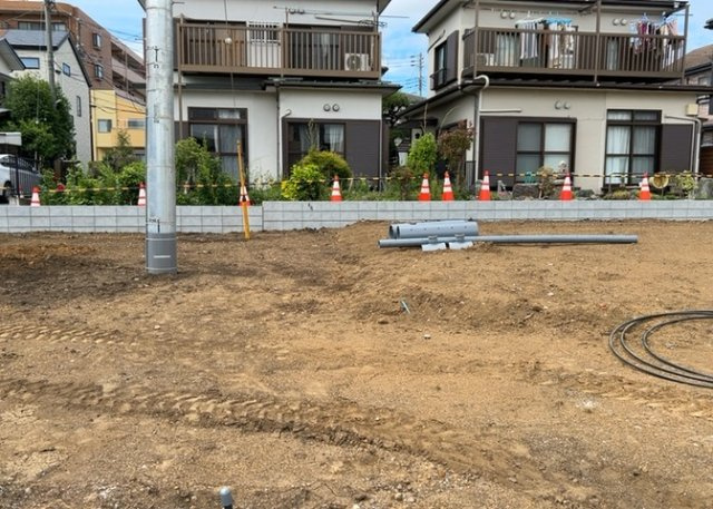 【外観】 | 家を建てる場合、方位は要チェックです。現実的に日当たりのよい家ならばリビングは南側、建築基準法でも北側に当たる家への配慮は求められています。土地を見学に行く際は、方位磁針を持って行くようにしましょう。