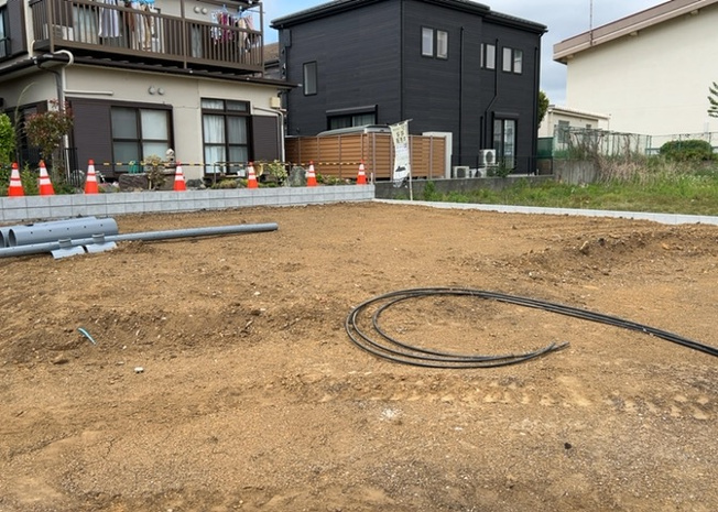 【外観】 | 土地を買う際、住む地域の自治体や福祉の補助制度にも注目してみましょう。子供や老人の医療補助やゴミ出しのルールなど、自治体によってルールに大きな違いがあるため、暮らしやすい土地で判断するとよいでしょう。