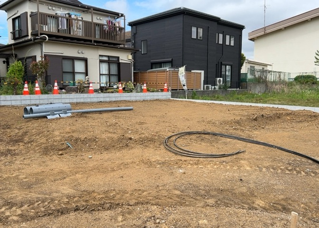 【外観】 | 土地の前の道路に消火栓が設置されていることがあります。この場合、道路交通法第45条第1項により、駐車禁止の場所が指定されています。そのため、車庫などの駐車スペースをつくることができない場合があります。