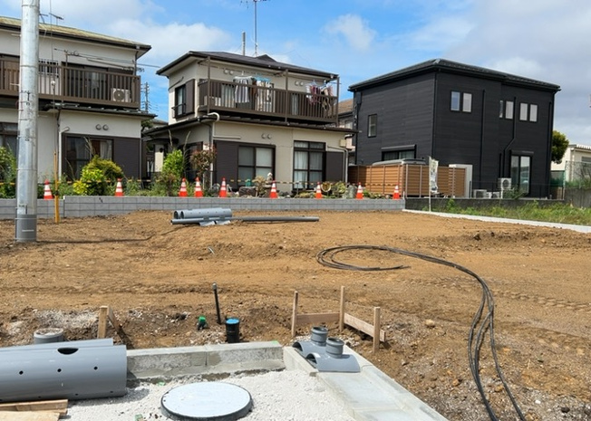 【外観】 | 現地に行くなら、物件の周囲の地形がどうなっているかを見ることも大切です。周辺より低くなっている土地では、大雨などで水が集まりやすいため、地盤が弱くなっているということも考えられるため、注意が必要です。