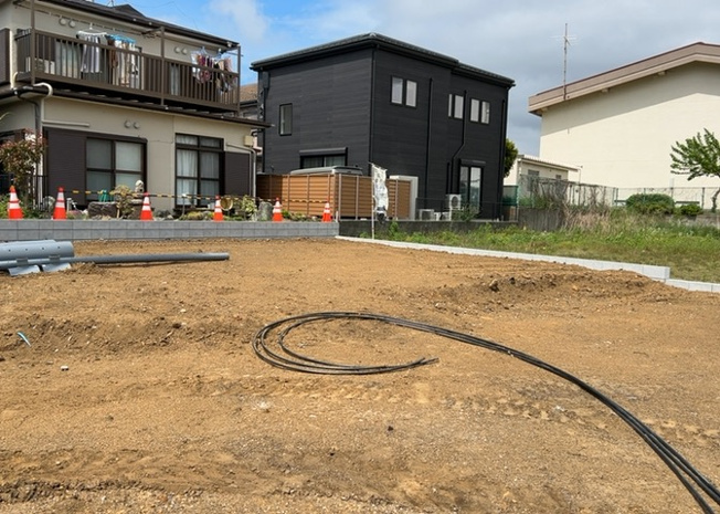 【外観】 | 土地購入を検討されている場合、境界杭がない状態で購入してしまうと境界確定測量をする必要があり、費用がかかります。購入の前に、売主、隣土地所有者立ち合いのもと境界を確定し境界杭を設置するのがベストです。