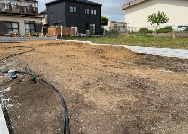 【外観】 | 土地の形が極端に長細かったり、狭小地、あるいは道路との高低差がある傾斜地だった場合、後々売ろうとしても買い手がつかない場合もあります。後々、売却することになった時に価値の下がらない土地を選びましょう。