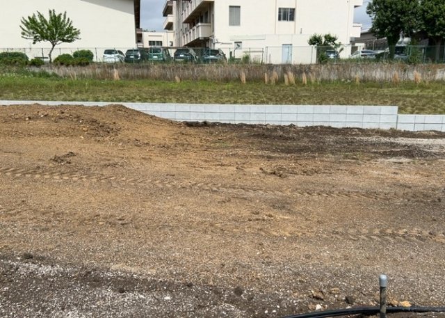 【外観】 | 土地を買う際、住む地域の自治体や福祉の補助制度にも注目してみましょう。子供や老人の医療補助やゴミ出しのルールなど、自治体によってルールに大きな違いがあるため、暮らしやすい土地で判断するとよいでしょう。