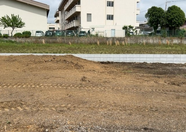 【外観】 | 土地の前の道路に消火栓が設置されていることがあります。この場合、道路交通法第45条第1項により、駐車禁止の場所が指定されています。そのため、車庫などの駐車スペースをつくることができない場合があります。