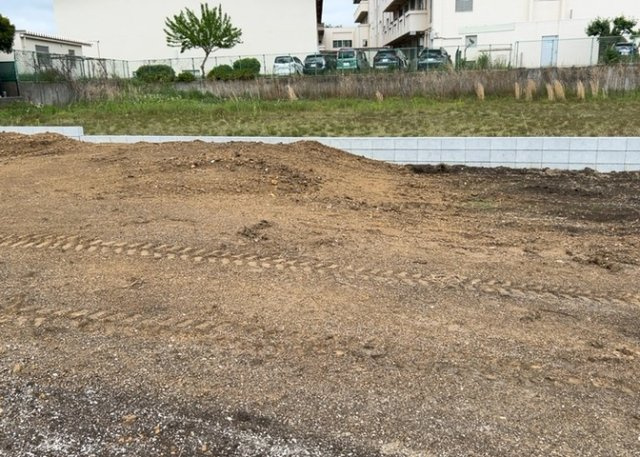 【外観】 | 現地に行くなら、物件の周囲の地形がどうなっているかを見ることも大切です。周辺より低くなっている土地では、大雨などで水が集まりやすいため、地盤が弱くなっているということも考えられるため、注意が必要です。