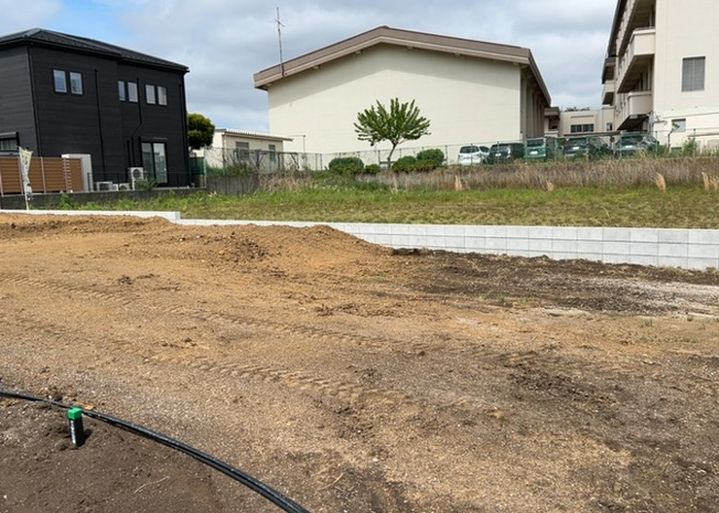 【外観】 | 土地購入を検討されている場合、境界杭がない状態で購入してしまうと境界確定測量をする必要があり、費用がかかります。購入の前に、売主、隣土地所有者立ち合いのもと境界を確定し境界杭を設置するのがベストです。