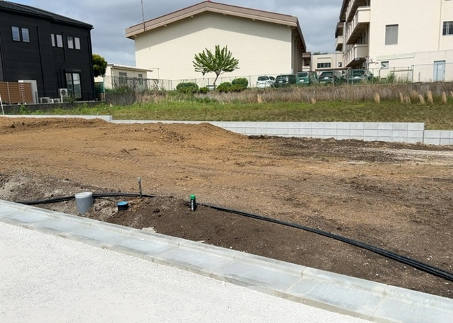 【外観】 | 家を建てる前提で土地を探している場合、地盤の丈夫さは譲れない条件の一つです。地盤が脆弱だと追加工事が必要となります。また、過去に地盤沈下や液状化現象を起こした土地は、できるだけ避けた方がいいでしょう。