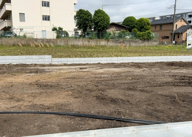 【外観】 | 土地の形が極端に長細かったり、狭小地、あるいは道路との高低差がある傾斜地だった場合、後々売ろうとしても買い手がつかない場合もあります。後々、売却することになった時に価値の下がらない土地を選びましょう。