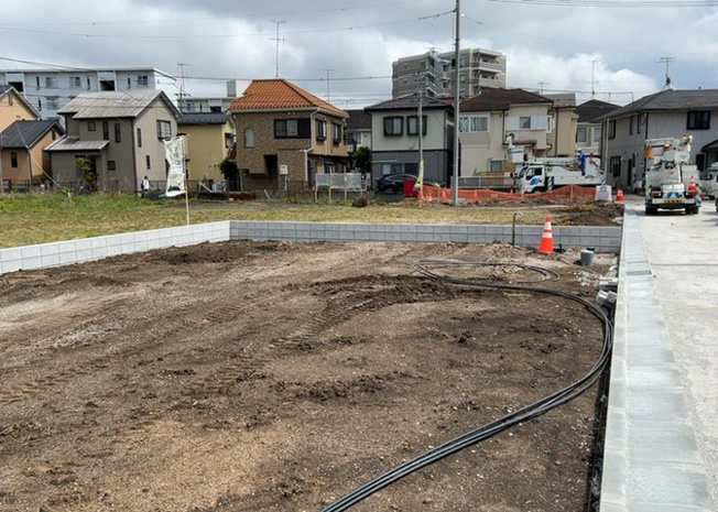【外観】 | 家を建てる場合、方位は要チェックです。現実的に日当たりのよい家ならばリビングは南側、建築基準法でも北側に当たる家への配慮は求められています。土地を見学に行く際は、方位磁針を持って行くようにしましょう。