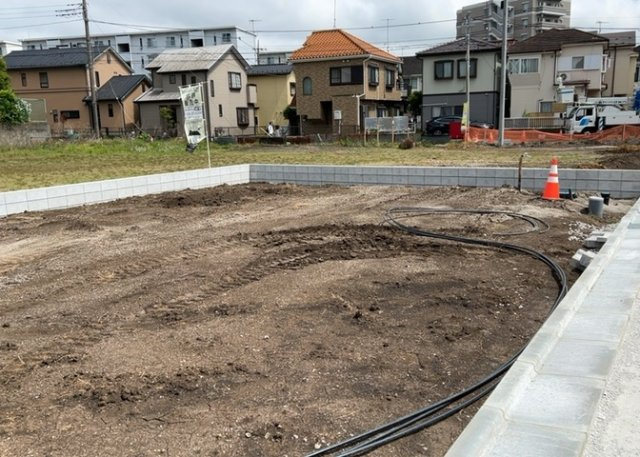 【外観】 | 土地を買う際、住む地域の自治体や福祉の補助制度にも注目してみましょう。子供や老人の医療補助やゴミ出しのルールなど、自治体によってルールに大きな違いがあるため、暮らしやすい土地で判断するとよいでしょう。