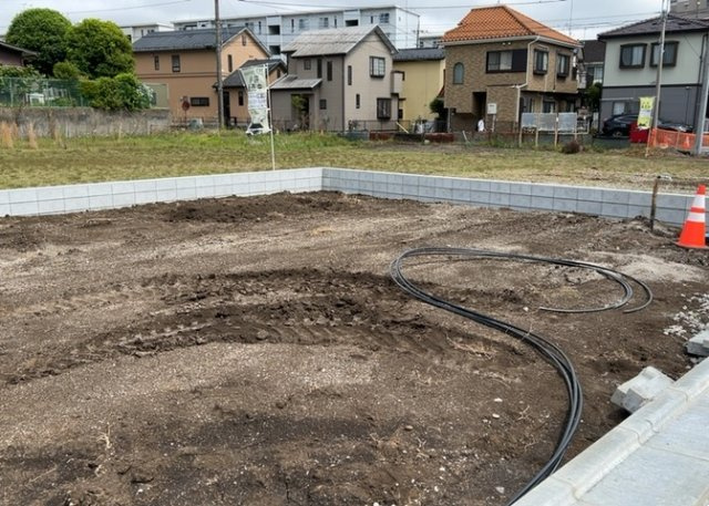 【外観】 | 土地の前の道路に消火栓が設置されていることがあります。この場合、道路交通法第45条第1項により、駐車禁止の場所が指定されています。そのため、車庫などの駐車スペースをつくることができない場合があります。