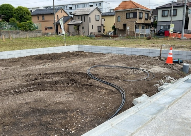【外観】 | 現地に行くなら、物件の周囲の地形がどうなっているかを見ることも大切です。周辺より低くなっている土地では、大雨などで水が集まりやすいため、地盤が弱くなっているということも考えられるため、注意が必要です。