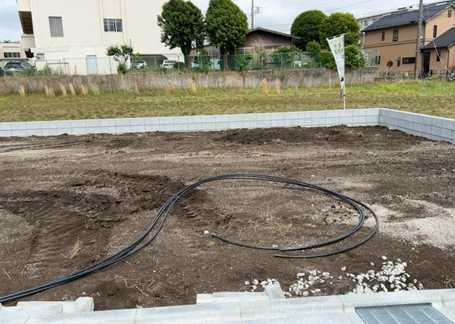 【外観】 | 隣家の土地はどうなっているのか、生活利便施設が近くにあるのか、学校まで近いかなど、お客様のライフスタイルにあわせたイメージが重要です。また、近くにあると困る施設が近くにないかも確認するといいでしょう。