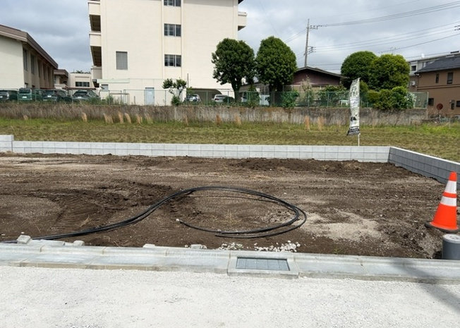 【外観】 | 家を建てる前提で土地を探している場合、地盤の丈夫さは譲れない条件の一つです。地盤が脆弱だと追加工事が必要となります。また、過去に地盤沈下や液状化現象を起こした土地は、できるだけ避けた方がいいでしょう。