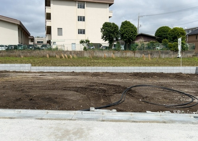 【外観】 | 人が暮らすうえで日光は大切な要素となります。日当たりの良さは譲れないポイントですね。併せて近くに大きな建築物の建築予定がないか、あるいはそれが可能な土地が近くにないか事前に確認することもお勧めします。