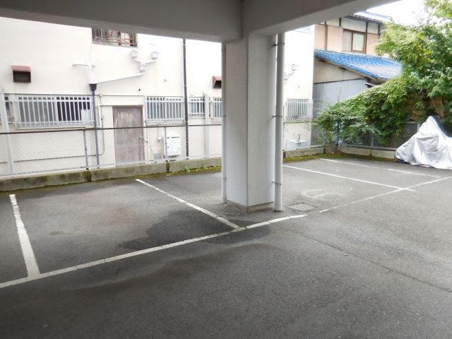 西真上コーポの駐車場