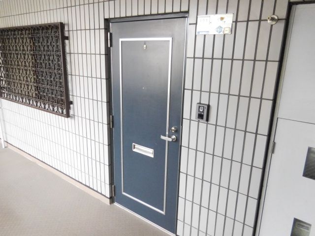 西真上コーポの玄関