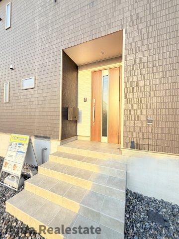 クレイドルガーデン藍住町徳命第2の玄関|明るい玄関です
