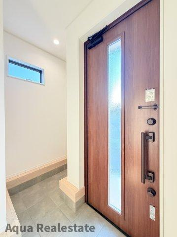 クレイドルガーデン藍住町徳命第2の玄関|収納もある玄関です