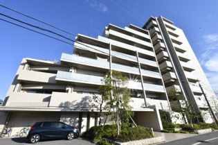 近隣にイオンモールやスーパー、ホームセンターなどの商業施設が充実しており、周辺が平坦な地形で生活利便性。