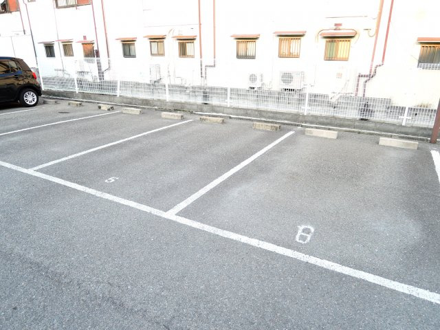 フレア北島の駐車場