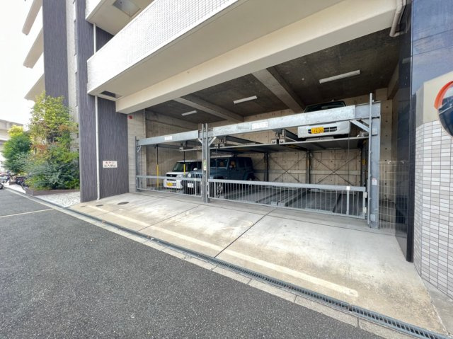 M-ブランドールの駐車場