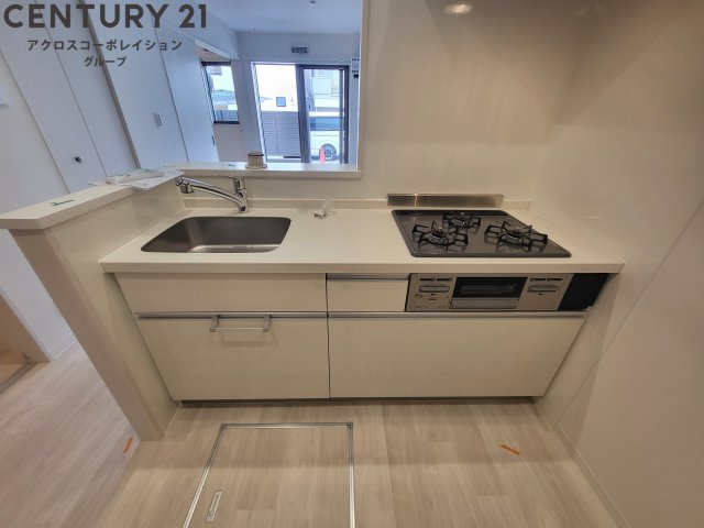 3口ガスコンロ付きで機能的なキッチンです！