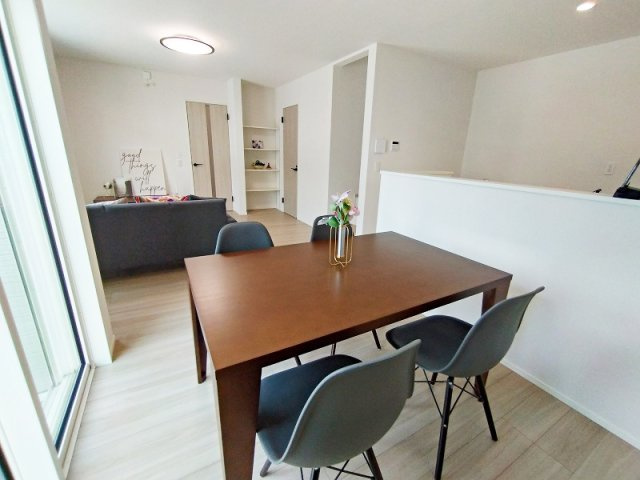 【居間・リビング】 | 西東京市北町3丁目　新築一戸建住宅　全1棟　(保谷店) | 広々としたリビングはソファーなどの家具もラクラク置くことができます。※画像内の家具・小物類等は販売価格に含まれておりません。