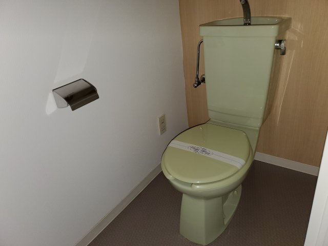 温水洗浄便座付きのトイレです♪