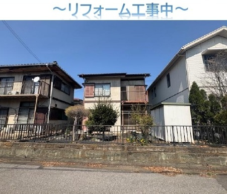 中古戸建　熊谷市江波522-28（リフォーム住宅）の前面道路含む現地写真