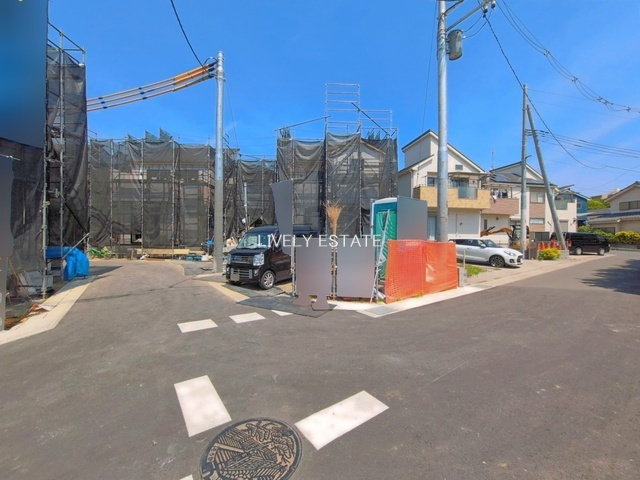 草加市新里町 新築分譲住宅 全5棟 3号棟の前面道路含む現地写真