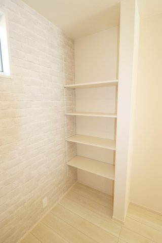 郡山市菜根４丁目　　　　１号棟　　　桜小学校、郡山第３中学区の収納|キッチン後ろの広々パントリー♪