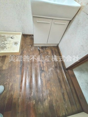 ６６８０３　岐阜市切通中古戸建ての洗面所