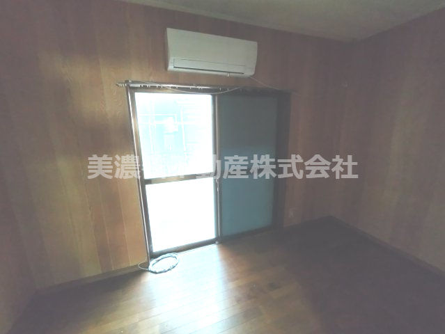 ６６８０３　岐阜市切通中古戸建ての洋室