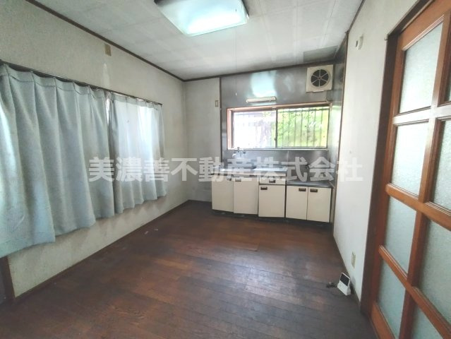 ６６８０３　岐阜市切通中古戸建てのキッチン