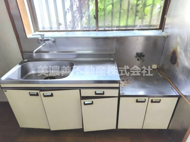 ６６８０３　岐阜市切通中古戸建てのキッチン