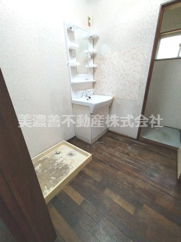 ６６８０３　岐阜市切通中古戸建ての洗面所