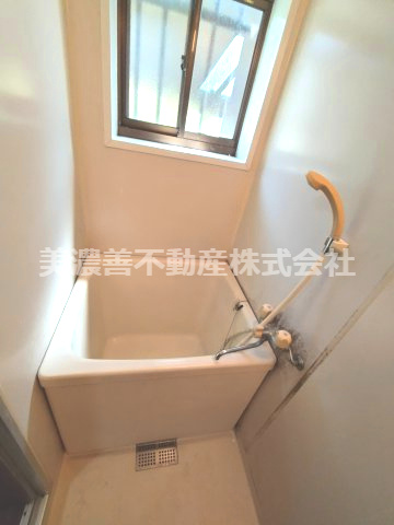 ６６８０３　岐阜市切通中古戸建ての浴室