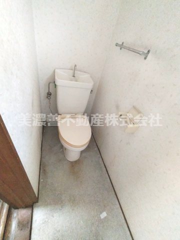６６８０３　岐阜市切通中古戸建てのトイレ