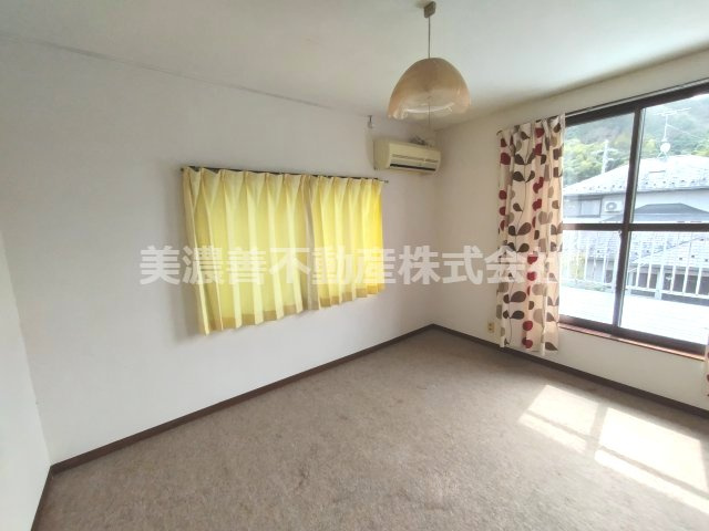 ６６７５３　岐阜市三田洞中古戸建ての洋室