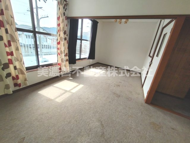 ６６７５３　岐阜市三田洞中古戸建ての洋室
