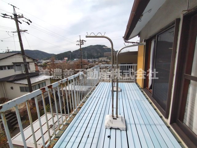 ６６７５３　岐阜市三田洞中古戸建てのバルコニー