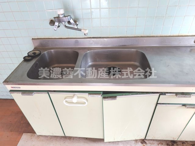 ６６７５３　岐阜市三田洞中古戸建てのキッチン