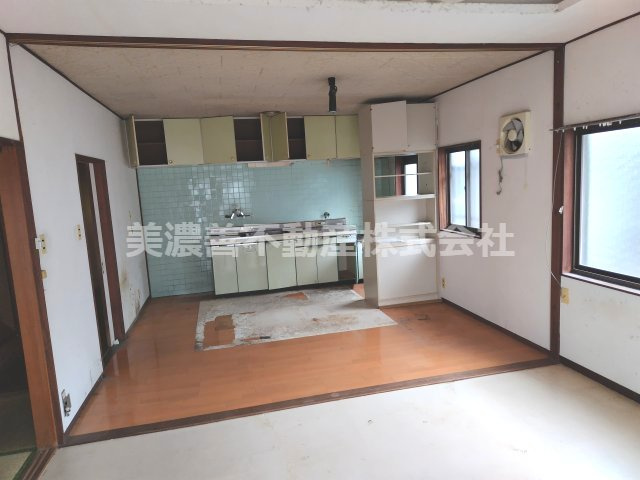 ６６７５３　岐阜市三田洞中古戸建てのキッチン