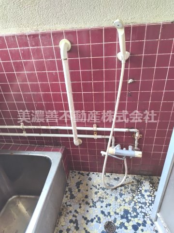 ６６７５３　岐阜市三田洞中古戸建ての浴室
