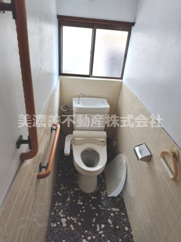 ６６７５３　岐阜市三田洞中古戸建てのトイレ