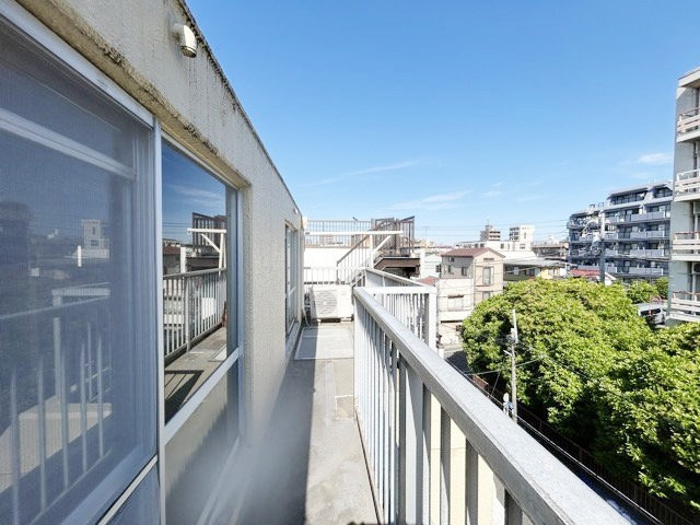 【バルコニー】 | 住建第二ハイプレース | バルコニーの様子。ここからの眺めが、日々のストレスを発散してくれることでしょう。ちなみにバルコニーは専有部分ではなく「共用部分」の扱いです。～即日のご見学可能～　お問合せはお気軽にどうぞ。