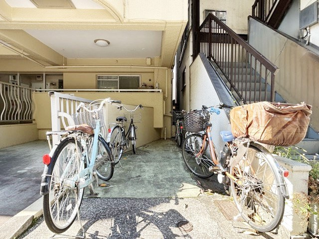 【駐輪場】 | 住建第二ハイプレース | 自転車置き場。マンションの共用部にあたります。空きの有無や駐輪料金、各戸の台数制限などについては、改めてお問い合わせください。～即日のご見学可能～　お問合せはお気軽にどうぞ。