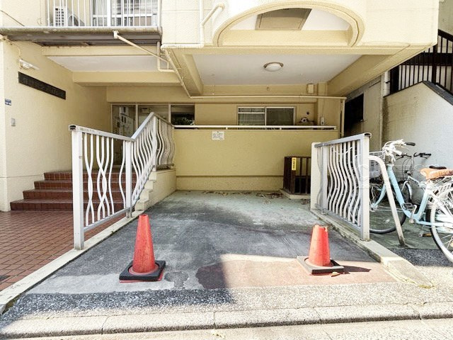 【駐車場】 | 住建第二ハイプレース | マンションの駐車場スペース。空きの有無や駐車料金、サイズ規定などについては、改めてお問い合わせください。～即日のご見学可能～　お問合せはお気軽にどうぞ。